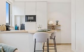 Modern Studio With King Bed, Walk To Attractions